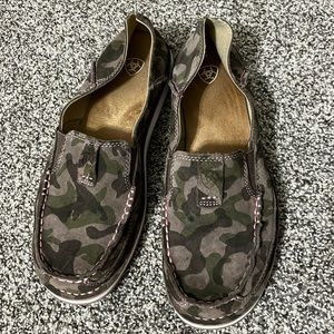 Ladies Ariat camo with pink stitching slip ons
